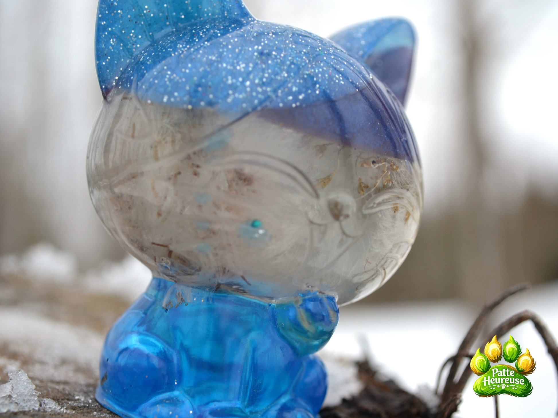 chat vue de profil bleu avec pissenlit transparent mis a l'intérieur 