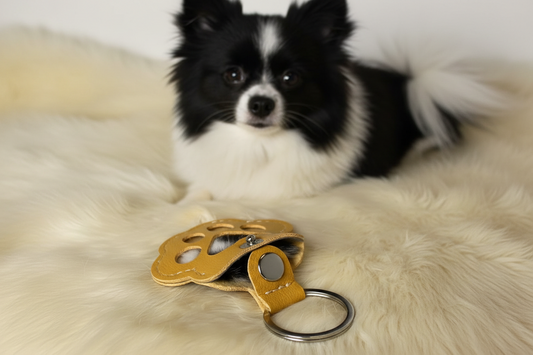Pochette en forme de patte de chien en cuir couleur caramel ,Commemoratif avec pomeranien noir et blanc .