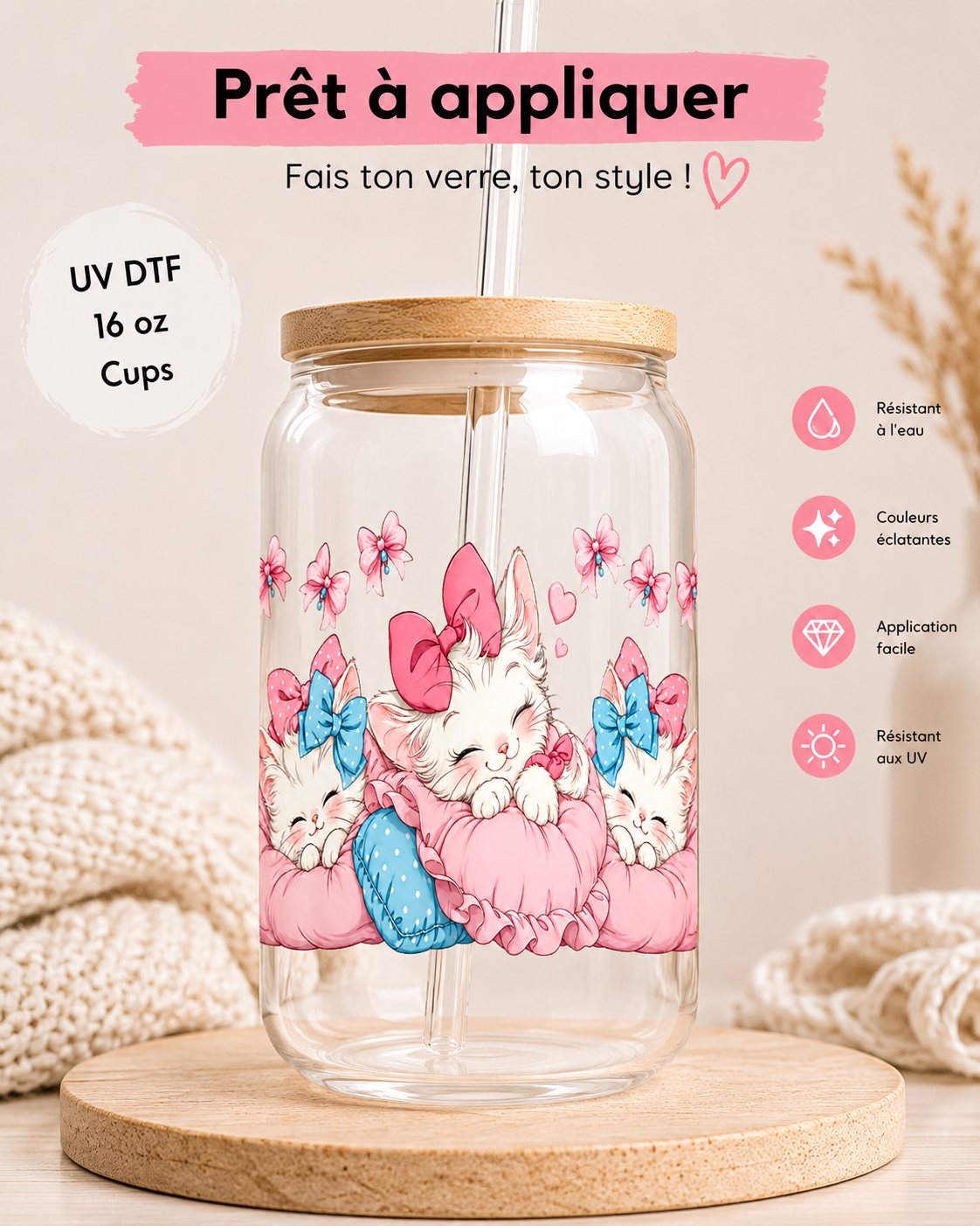 Chaton Kawaii avec boucle rose sur leur tête, coucher sur des coussins douillet