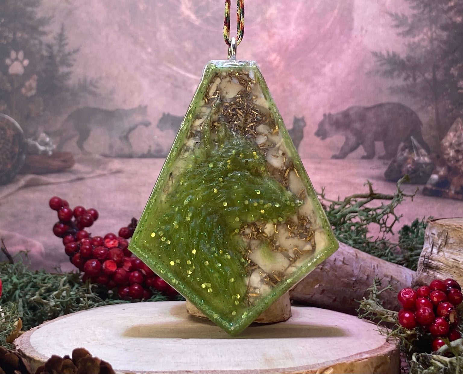 Orgonite d'howlite blanche et de metaux avec un contour vert et un loups en sont centre a paillette