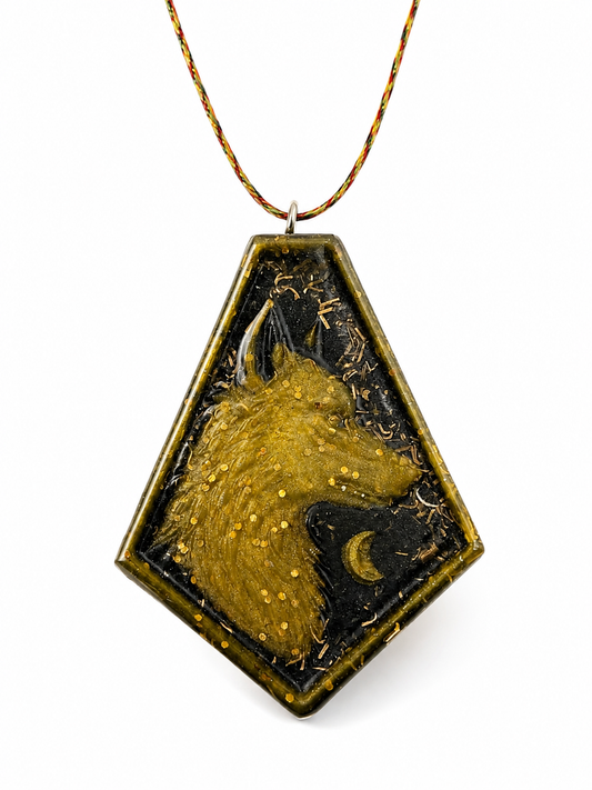 orgonite Triple protection / bouclier des trois avec loup et lune sur fond blanc