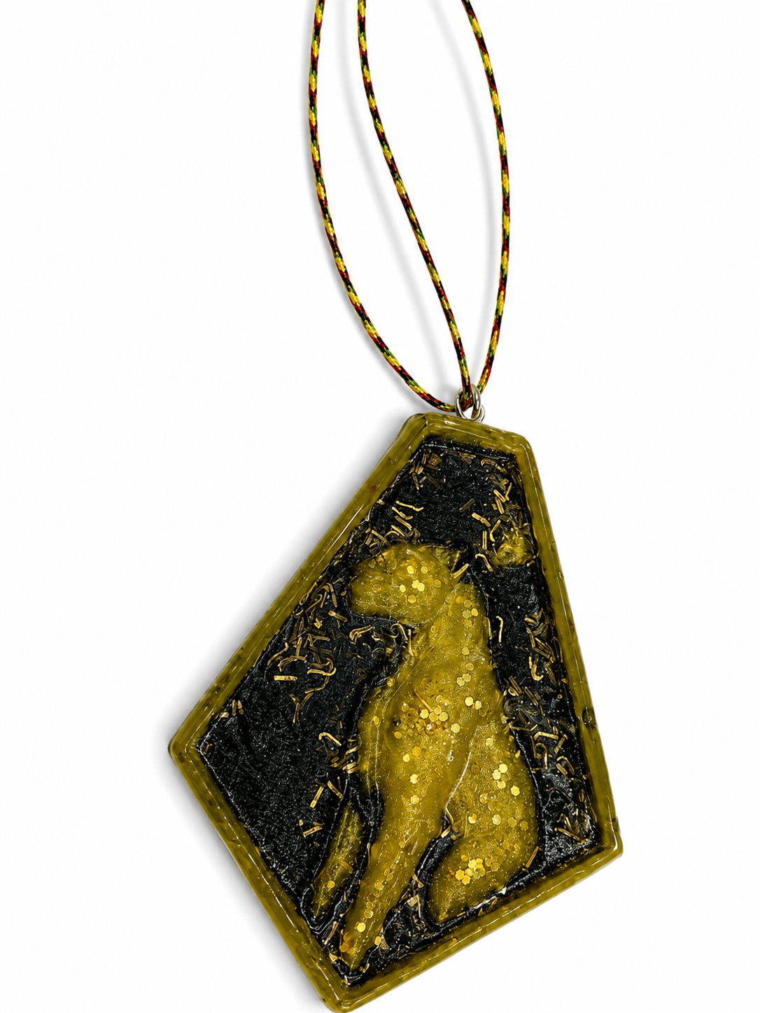 Orgonite noir avec panthère jaune sur fond blanc 