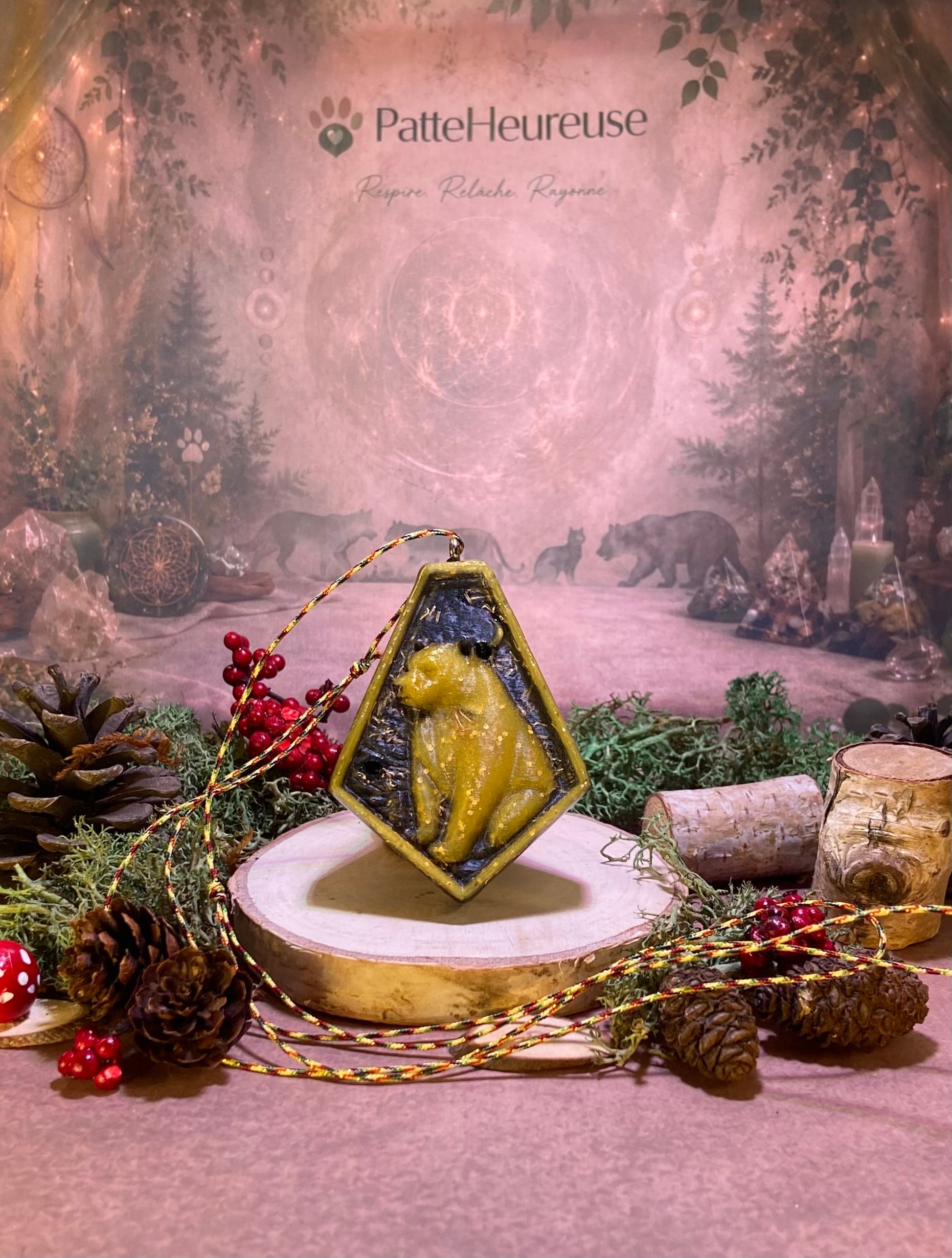 Pendentif ours orgonite qui tien sur un rondelle de bois entourer de mousse verte et de cocotte de pin 