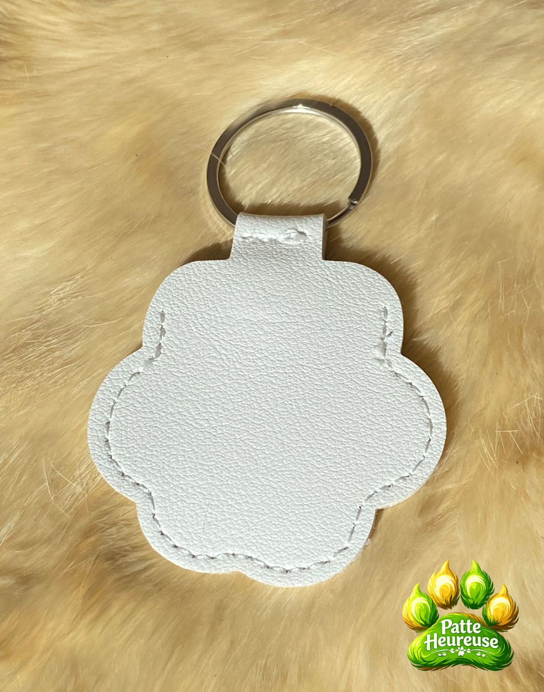 porte clé blanc souvenir poils animal